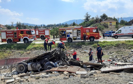 Denizli'de devrilen tırda sıkışan sürücü kurtarıldı
