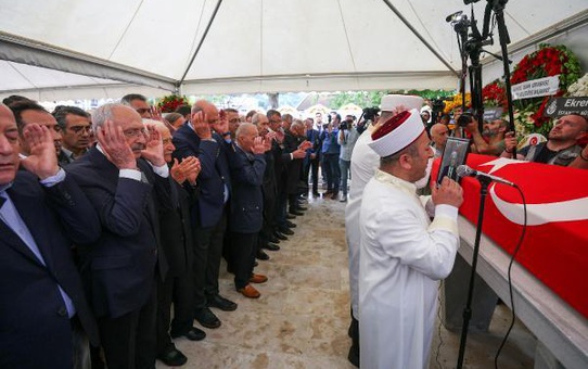 KILIÇDAROĞLU TARHAN ERDEM'İN CENAZESİNE KATILDI