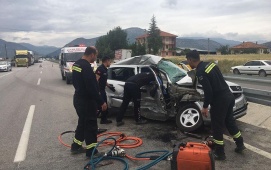 Burdur'da tırla çarpışan otomobildeki 1 kişi öldü, 1 kişi yaralandı