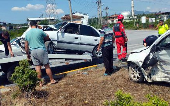 Dalaman'da otomobiller çarpıştı: 2'si çocuk, 4 yaralı