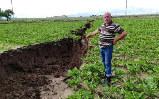 Kayseri'de 2 gündür devam eden yağış, ekili arazide 3 metre derinliğinde yarık oluşturdu