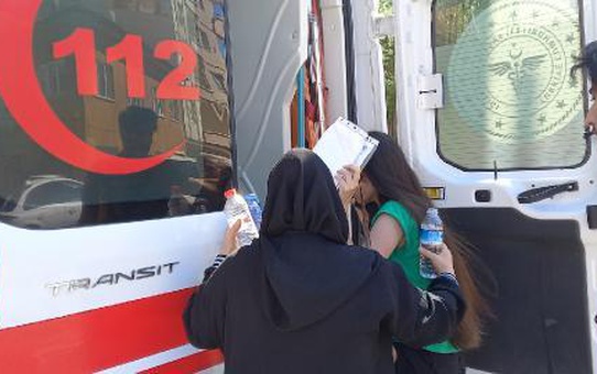 Sınava giderken kaza yapan Ayşe'yi okula polis yetiştirdi