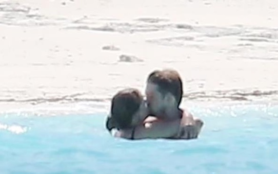 Şarkıcı Taylor Swift'ten sevgilisiyle denizin ortasında romantik anlar! Meraklı bakışlara aldırmadan öpüştüler
