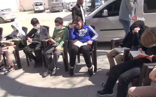 Kitap okumanın önemine değinmek için sokakta kitap okudular