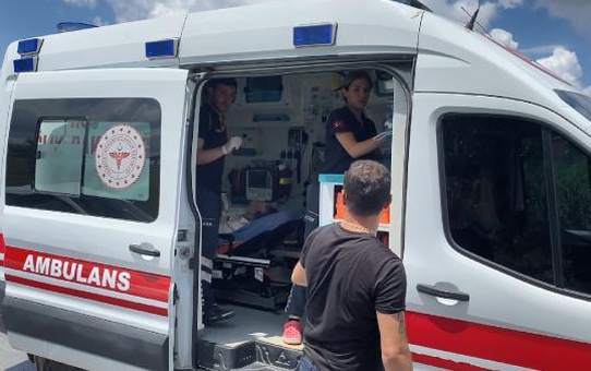 Sancaktepe'de hafif ticari araçla kamyonet kafa kafaya çarpıştı