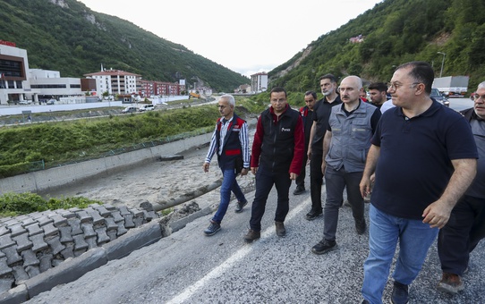 Bakan Karaismailoğlu selden etkilenen Kastamonu'nun İnebolu ilçesinde incelemelerde bulundu
