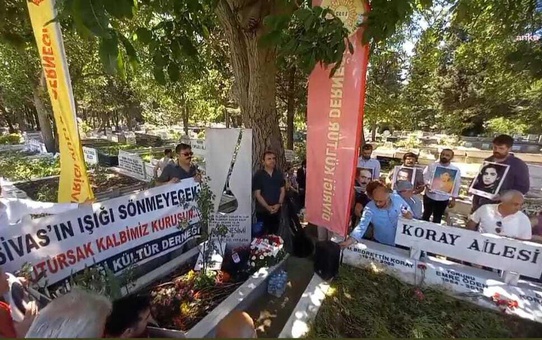 Sivas Katliamı'nda Yaşamını Yitiren Nesimi Çimen Mezarı Başında Anıldı