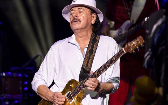 Carlos Santana: ABD'li efsane gitarcı sahnede bayıldı