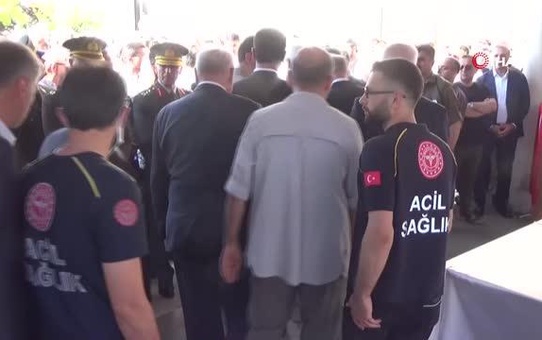 Şehidin fotoğrafını kız kardeşi taşıdı