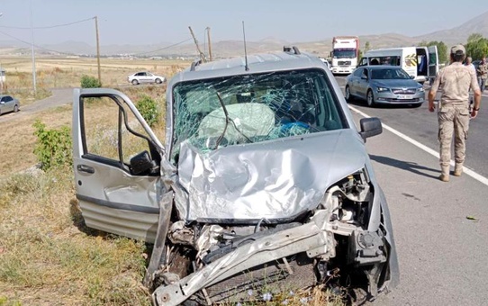 Ağrı'da meydana gelen trafik kazasında 12 kişi yaralandı