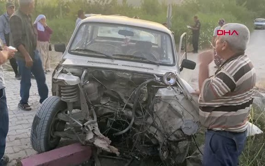 TRENİN ÇARPTIĞI OTOMOBİL HURDAYA DÖNDÜ; KARI- KOCA KAZADAN YARA ALMADI