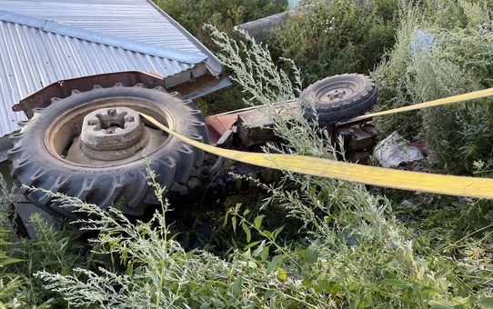 Ardahan'da devrilen traktörün sürücüsü öldü