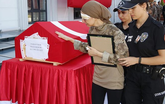 Trafik kazasında vefat eden Özel Harekat Polisi Ferhat Özer'in, teşkilat için çekilen klipte bayrak taşıdığı ortaya çıktı