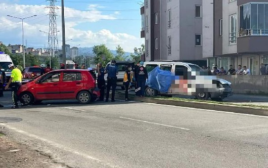 Hafif ticari araç, otomobile çarptı: 2 ölü, 4 yaralı