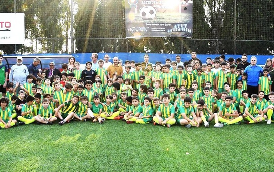 Başkan Oral öğrencilerle futbol oynadı