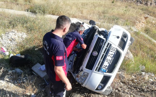 Tokat'ta devrilen hafif ticari araçtaki 3 kişi yaralandı