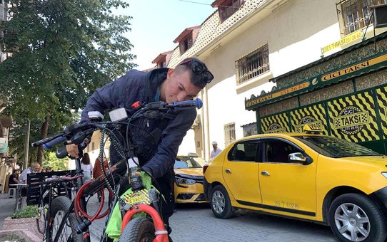 Bisikleti ile taksici gibi mesai yapıyor