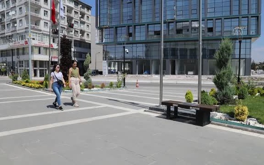 Çubuk'ta şarjlı banklar ilgi görüyor