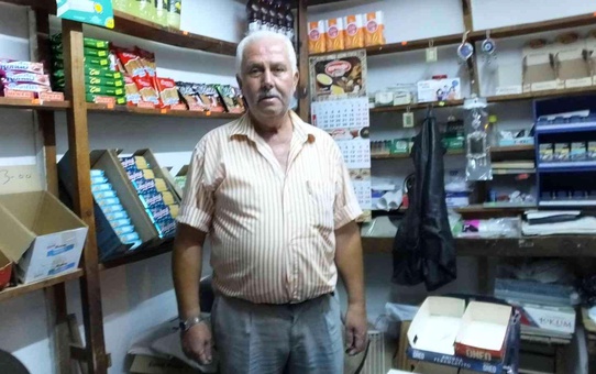 Hem bakkal, hem muhtarlık yapıyor