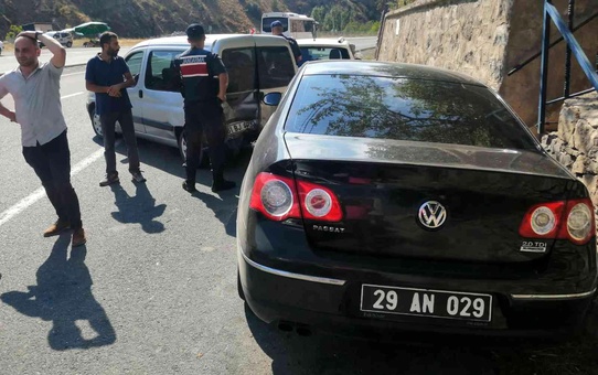 Kontrolden çıkan otomobil park halindeki araçlara çarptı: 1 yaralı