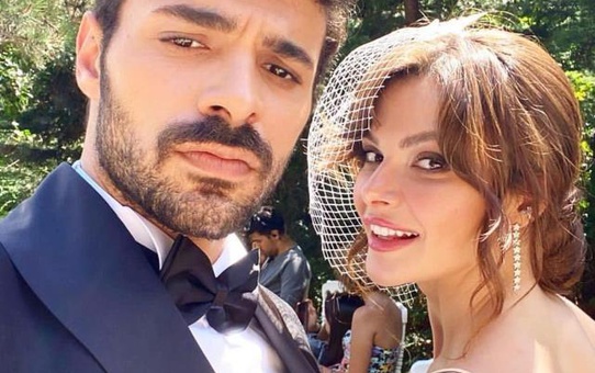 Gibi dizisinin İlkkan'ı Kıvanç Kılınç ile olan 4 yıllık ilişkisini bitiren Sinem Ünsal, gönlünü rol arkadaş Halit Özgür Sarı'ya kaptırdı