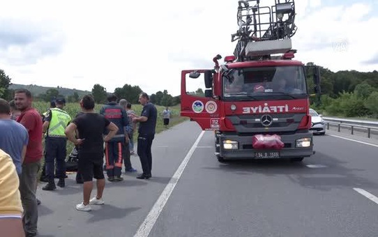 Sakarya'da tarlaya devrilen otomobildeki 3 kişi yaralandı