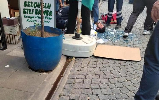 Dördüncü kattan kopan cam vatandaşın üzerine düştü