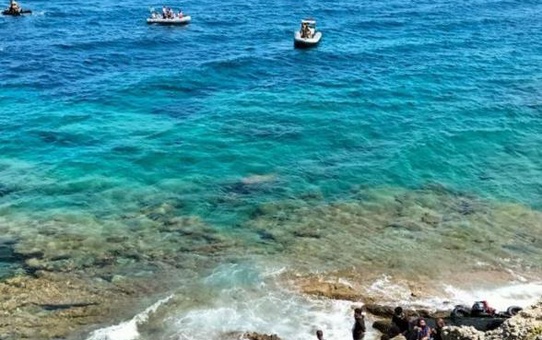 İzmir'de botları kıyıya vuran 47 düzensiz göçmen kurtarıldı