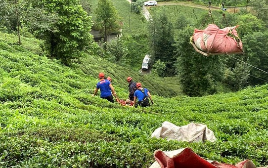 Rize'de ilkel teleferiğin çarptığı kişi yaralandı