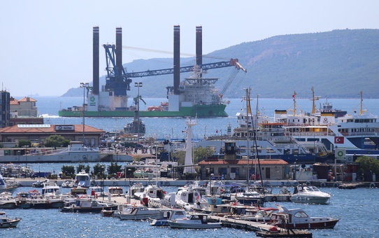 Yalova'da bakıma alınacak dev platform Çanakkale Boğazı'ndan geçti