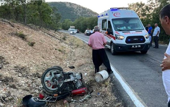 Gelin aracının çarptığı motosiklet sürücüsü ağır yaralandı