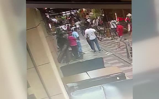 FATİH'TE İKİ ORTAK ARASINDAKİ SİLAHLI KAVGA KAMERADA