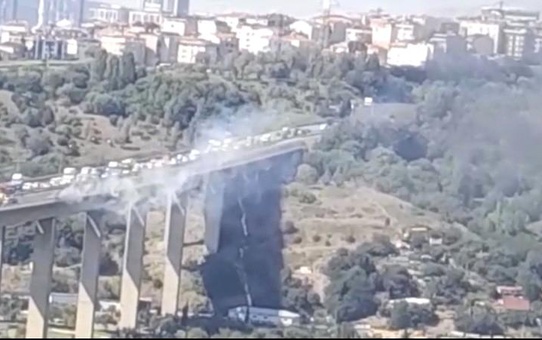 Kağıthane Sadabad Viyadüğü'nde bir otomobil alev alev yandı