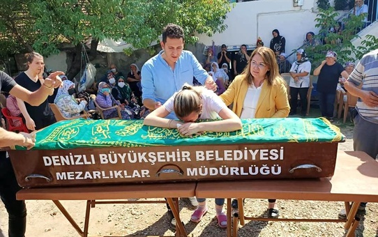 5 metrelik tahta köprüden düşerek ölen eski Başkanı toprağa verildi