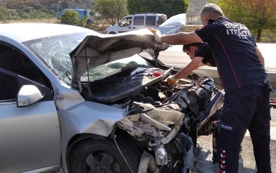 Burdur'da hafif ticari araçla otomobilin çarpıştığı kazada 4 kişi yaralandı