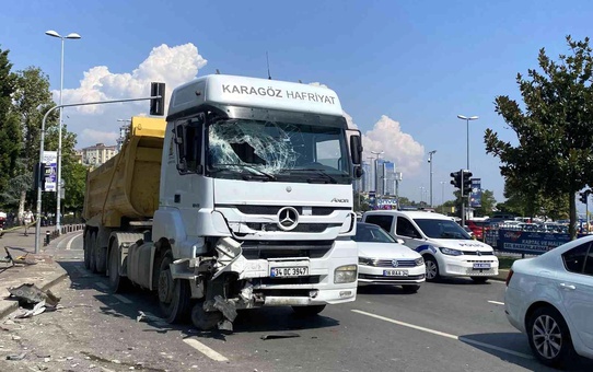 Kartal'da hafriyat kamyonu, scooter yüklü panelvan minibüse çarptı