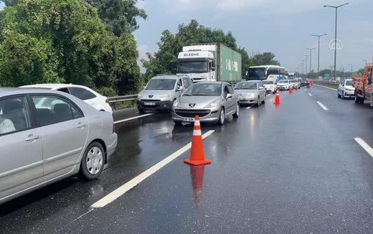 Anadolu Otoyolu'nda savrulan kamyonun altına giren otomobilin sürücüsü öldü