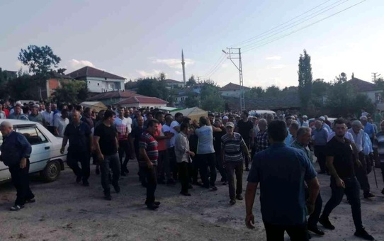 Drenaj kuyusunda zehirlenen 3 kardeş toprağa verildi