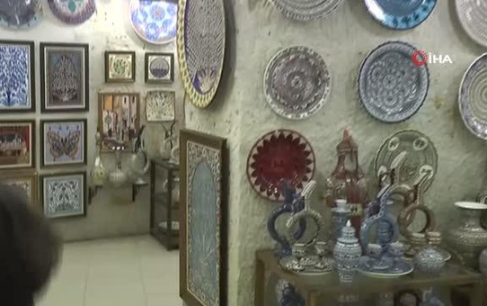 Boyundan büyük yaptığı seramik vazoya paha biçemiyor