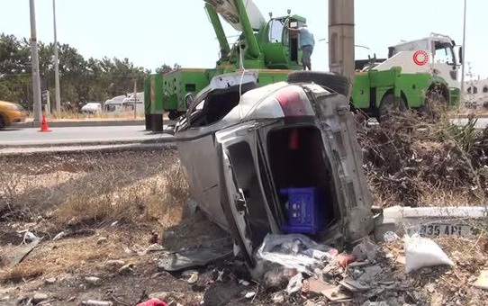 Takla atan otomobil elektrik direğine çarptı: 6 yaralı