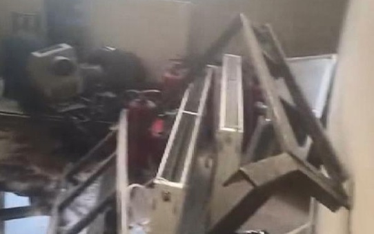 BOŞALTILAN BİNADAN MALZEME ÇALARKEN YAKALANINCA SOKAKTA DEFALARCA ATEŞ ETTİ