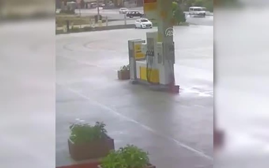 Denizli'de kayan tırın yolda makaslama anı, güvenlik kamerasına yansıdı