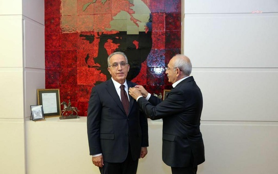 Kemal Kılçdaroğlu, CHP'ye Katılan Ertuğrul Eryılmaz'a Parti Rozeti Taktı