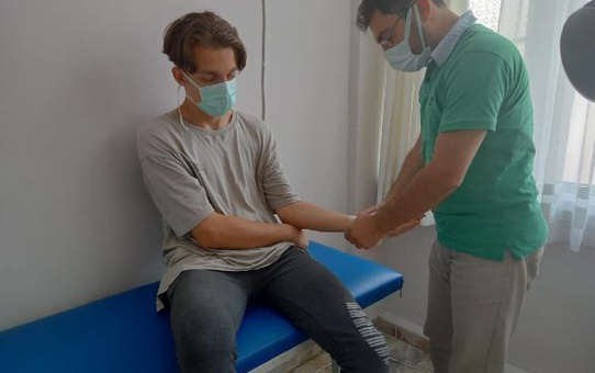 Eline taş düştüğünü sandı, yorgun mermi çıktı