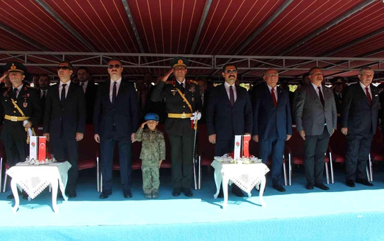 4 yaşındaki çocuktan protokolün arasında saygı duruşu