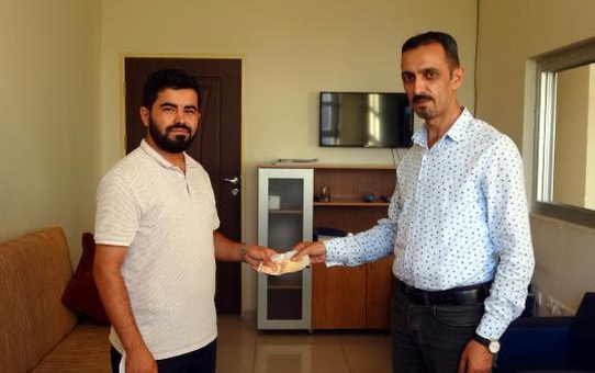 ATM'de unutulan parayı sahibene teslim etti