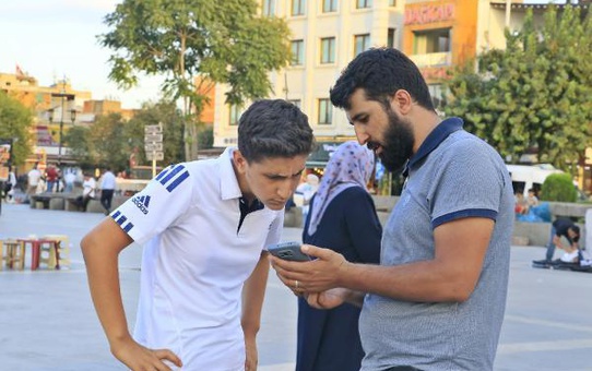 İhbar üzerine geldiği Diyarbakır'da sokak sokak kayıp kardeşini arıyor