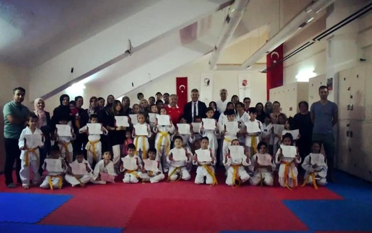 Minik tekvandocuların sertifika sevinci