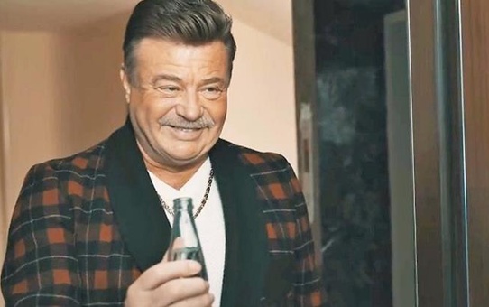 Türk sinemasının efsane oyuncusu Nuri Alço, yavru ayıya gazoz içirdi!