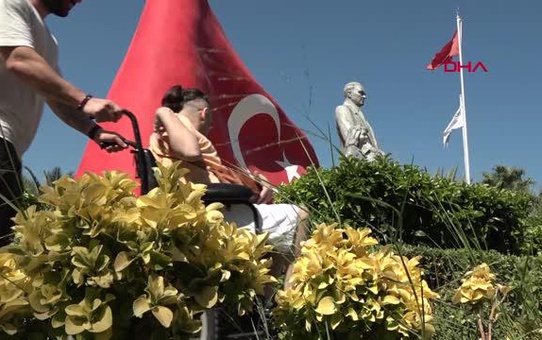 CHRİSTY BROWN'U ÖRNEK ALDI, SOL ELİYLE SENARYO YAZIYOR